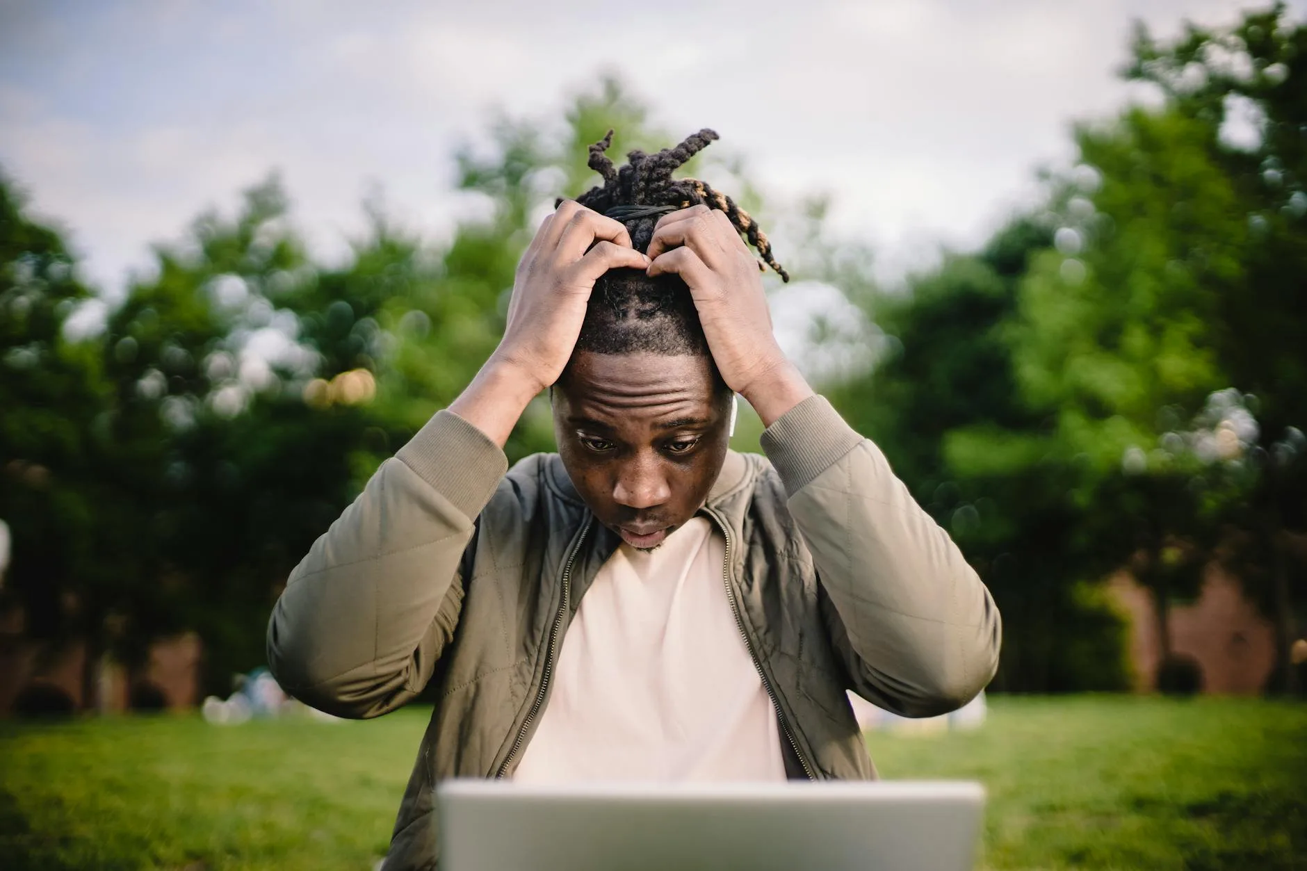 Personne retrouvant son chemin sur Internet